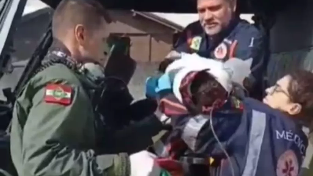 Ação rápida do helicóptero Águia salva criança engasgada com leite materno