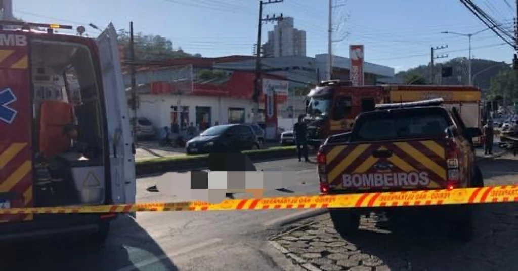 Motociclista bate em caminhonete e morre atropelada por caminhão em Itajaí