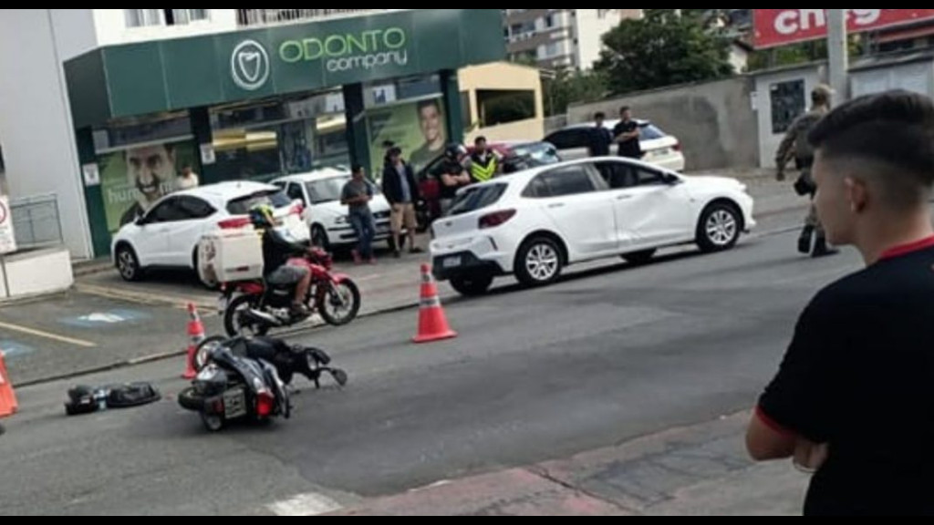 Motociclista morre a caminho do trabalho após colisão com caminhão
