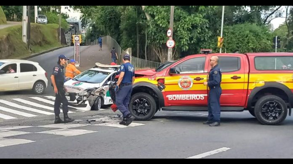 Carro do Corpo de Bombeiros colide em veículo da PM em Blumenau