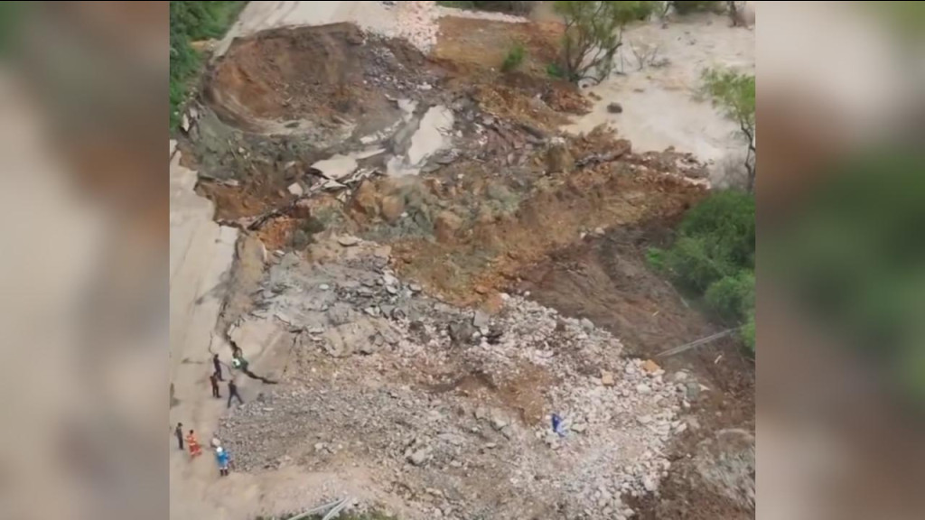 URGENTE: Desmoronamento soterra retroescavadeira na BR-470, em Rio do Sul