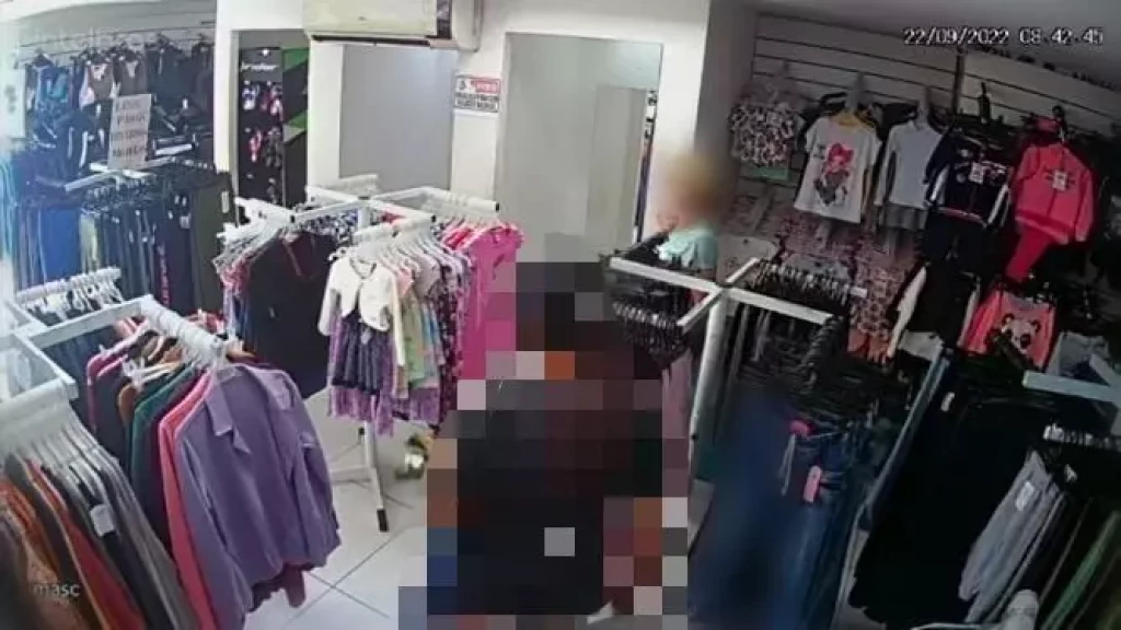 Gerente de loja corre atrás de ladrão e deixa homem sem roupa na rua em SC