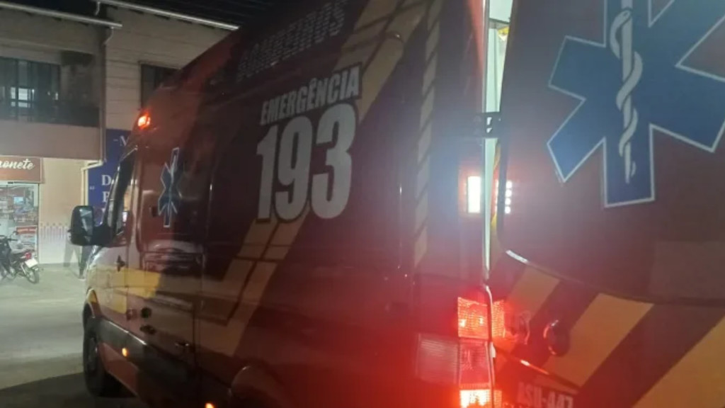 Condutor foge após colisão entre carro e moto em São João Batista