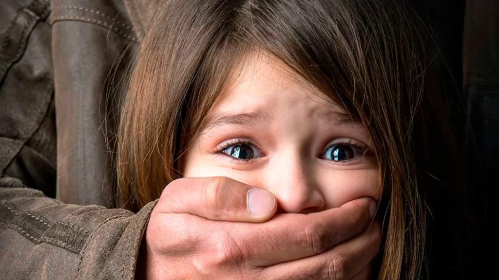 Menina de 6 anos denuncia à professora que era estuprada pelo padrasto