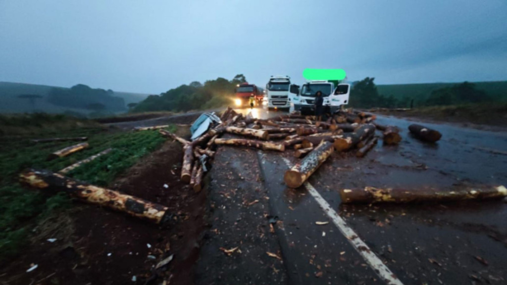 Carreta perde carga de madeira e provoca acidente com três veículos em SC