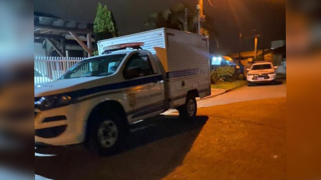 Mulher é encontrada morta dentro de residência