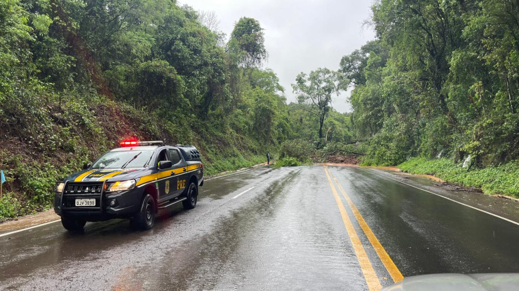 Fortes chuvas provocam quedas de barreiras em rodovias catarinenses