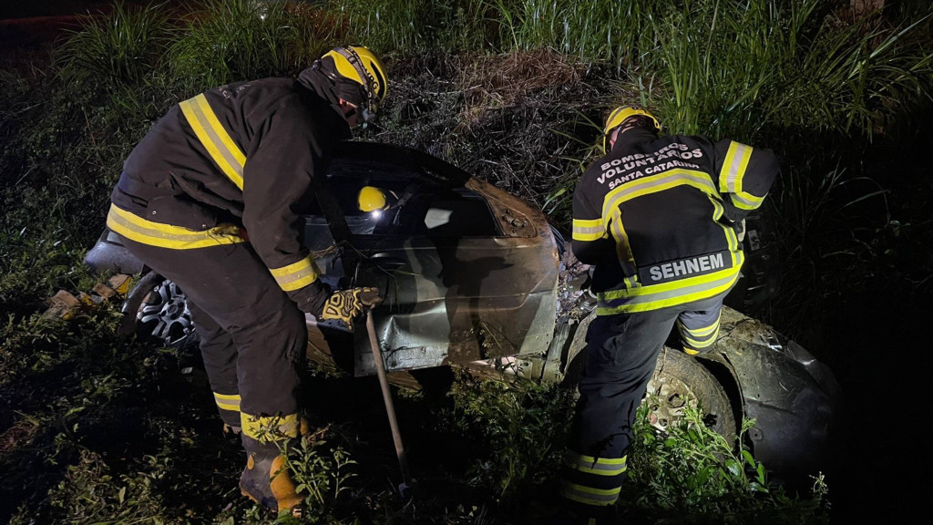 Policial aposentado morre preso em veículo após acidente na SC-340