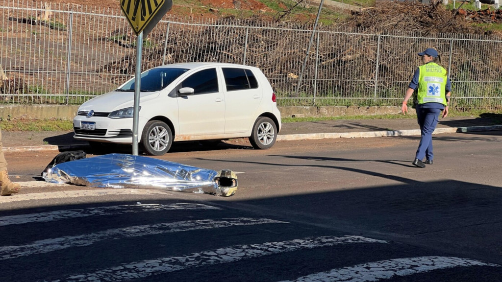 Motociclista venezuelano bate em placa de sinalização e morre após queda