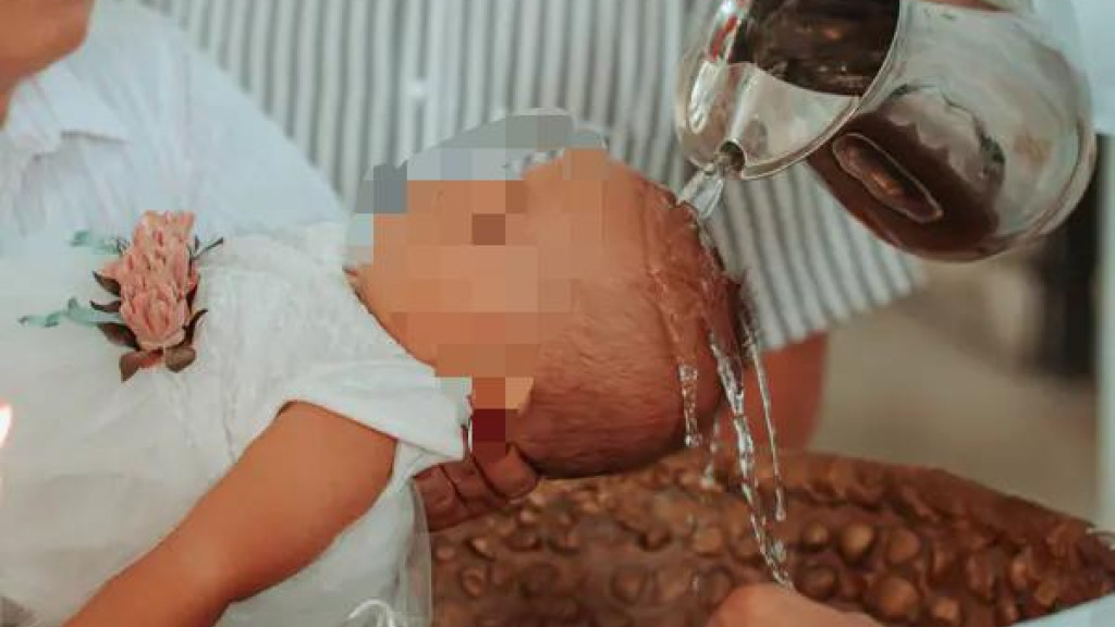 Padre batiza bebê com ácido por engano durante cerimônia de batismo