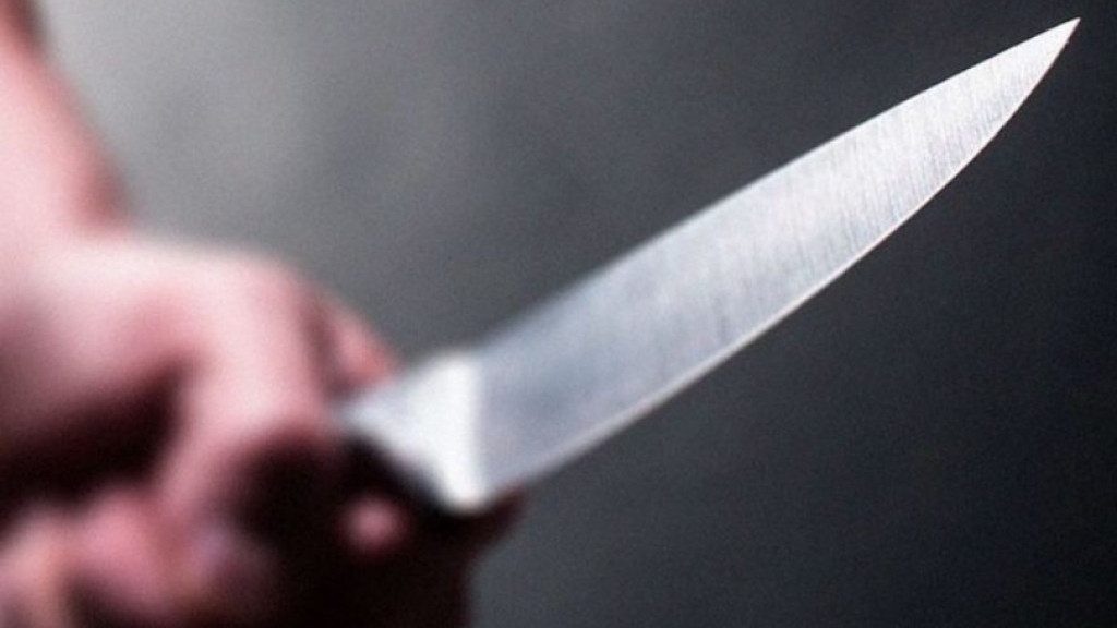 Homem ameaça a própria mãe com faca e agride esposa grávida em SC