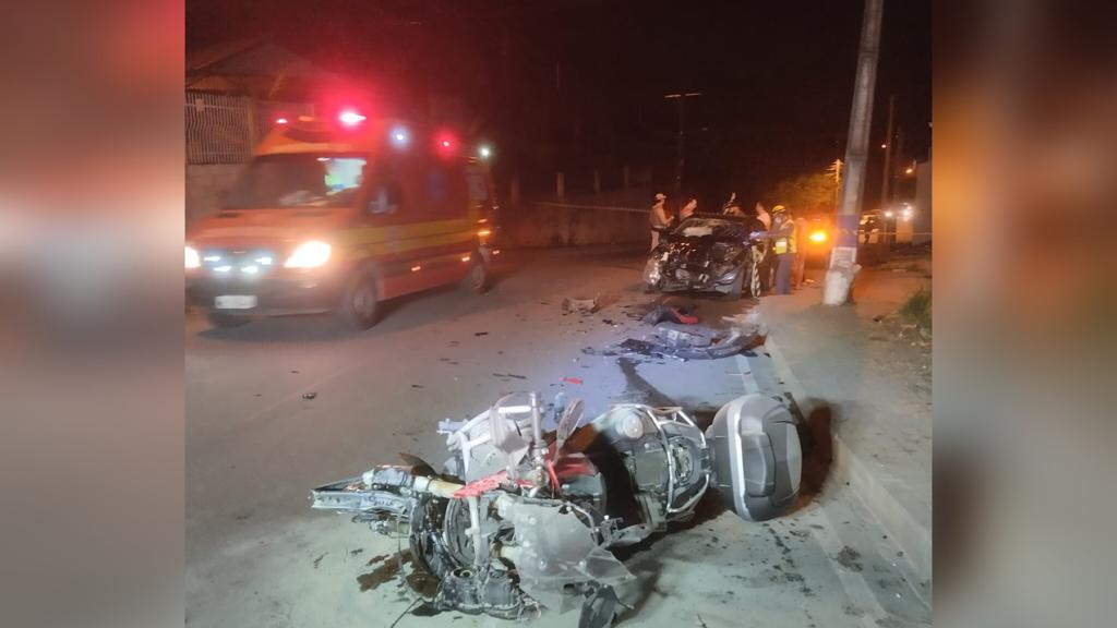 Acidente grave entre carro e moto deixa dois feridos em São João Batista