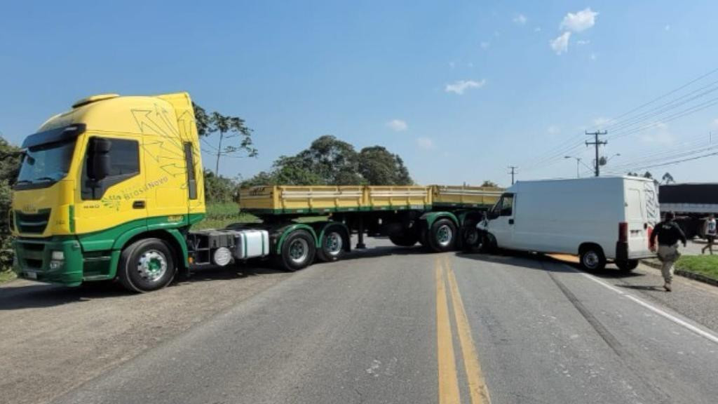 Carreta de Tijucas se envolve em acidente com furgão na BR-280, em Araquari