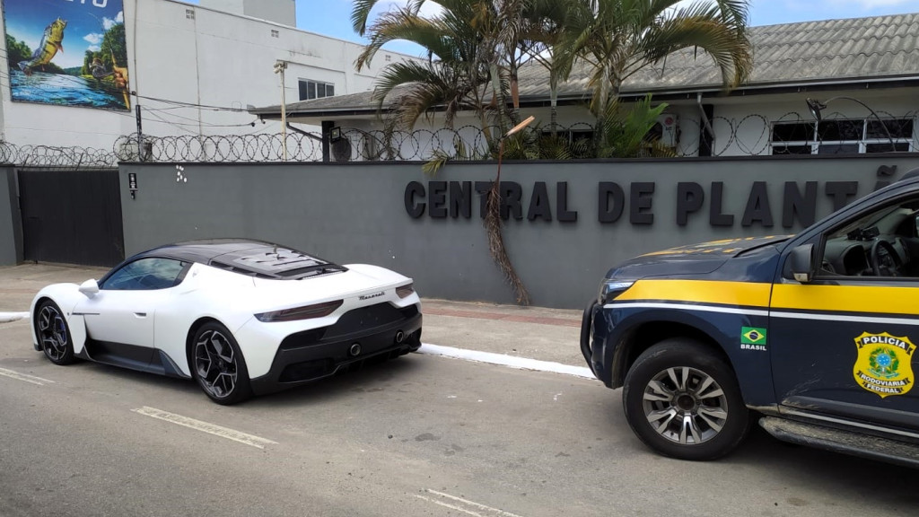 Motorista com CNH suspensa é flagrado dirigindo Maserati de R$ 2 milhões em Itajaí