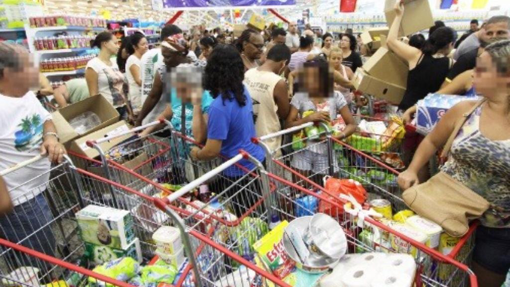Com risco de enchente população lota supermercados por medo de faltar alimentos