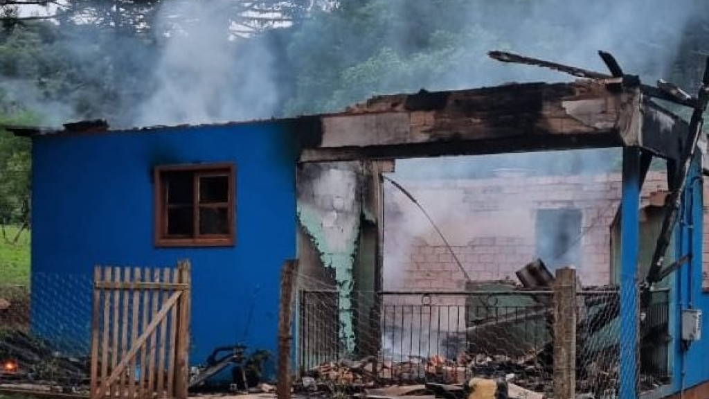 Mulher deficiente morre após incêndio destruir residência e deixar família ferida