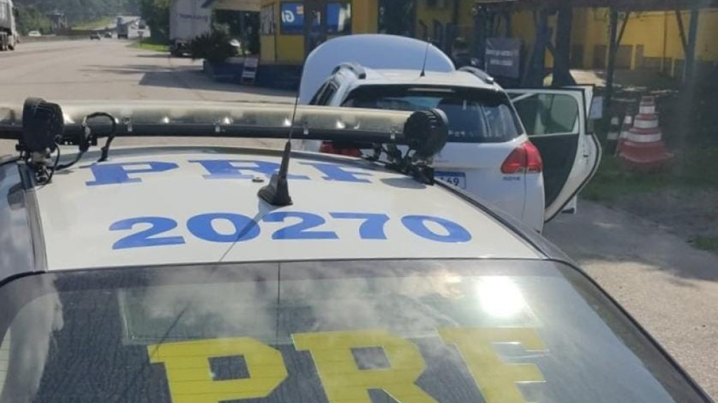 PRF prende mulheres com carro roubado e clonado na BR-101, em Biguaçu