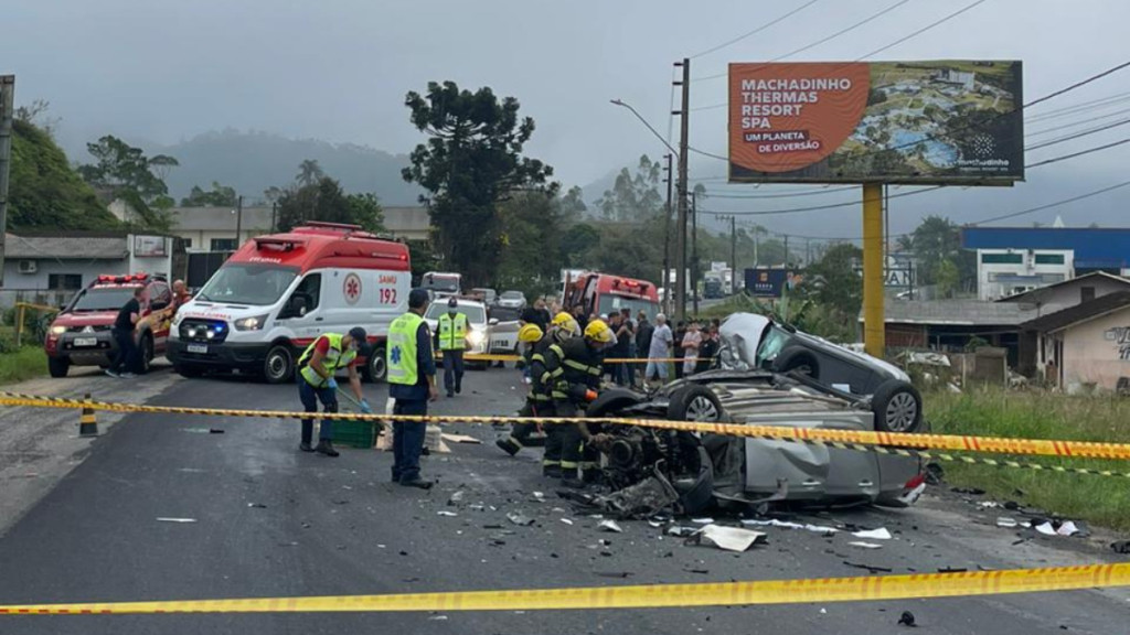 “Cenário de destruição”: Colisão entre carretas deixa um morto na SC-107