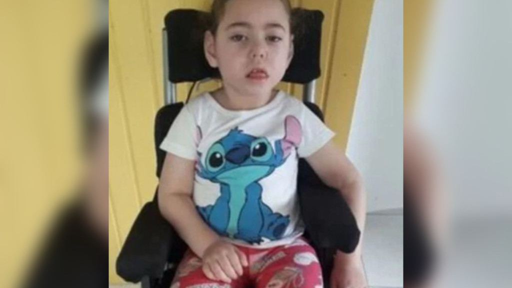 Família precisa de cadeira de rodas para menina com paralisia cerebral e síndrome de West
