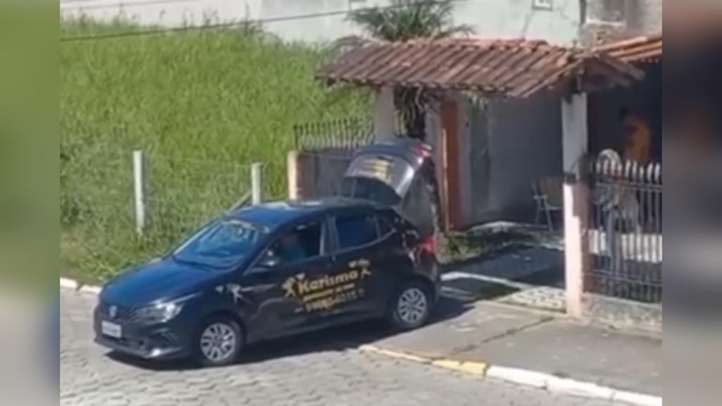 Homem surpreende ex-esposa com carro de telemensagens após divórcio, em Itapema