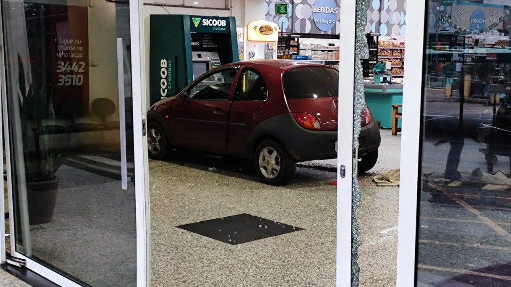 Carro invade supermercado e colide com caixa eletrônico