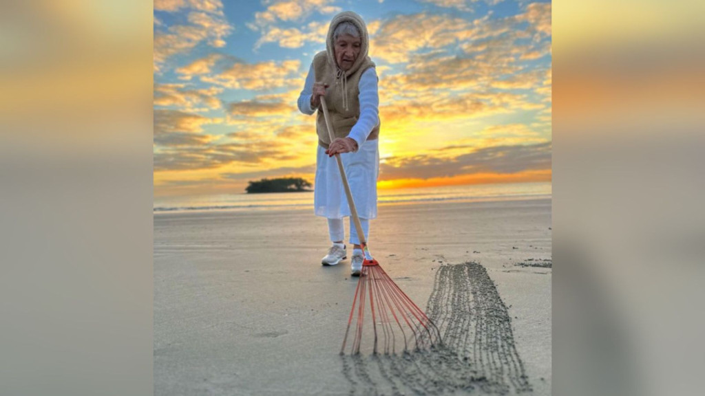 Idosa de 91 anos encanta com mensagens de fé na areia de Balneário Camboriú