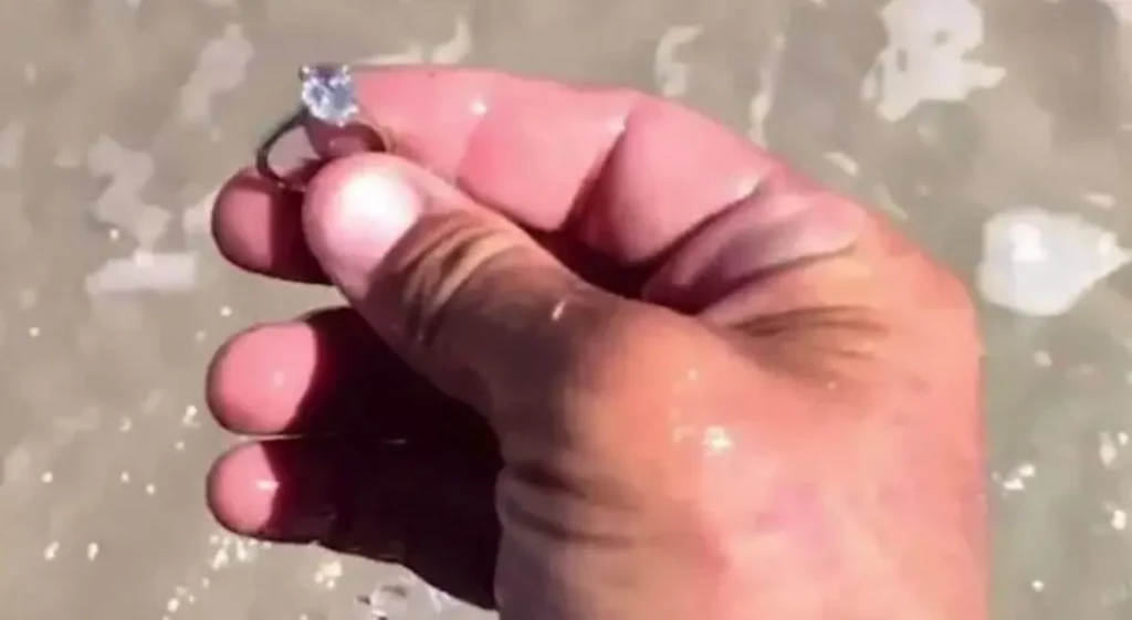 Homem encontra anel de mais de R$ 210 mil em praia e devolve aos donos