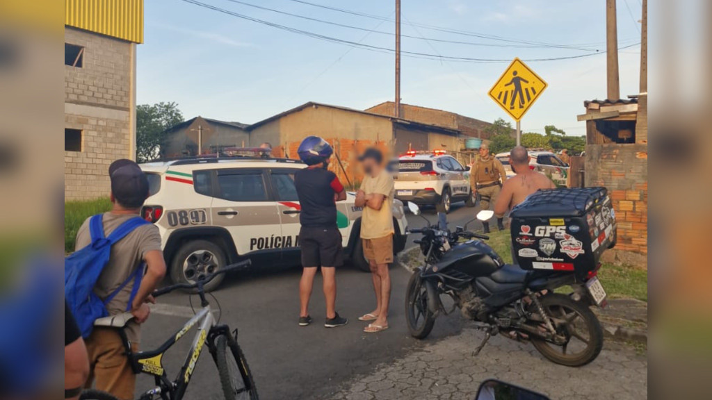 Motorista drogado foge da polícia e colide com própria casa