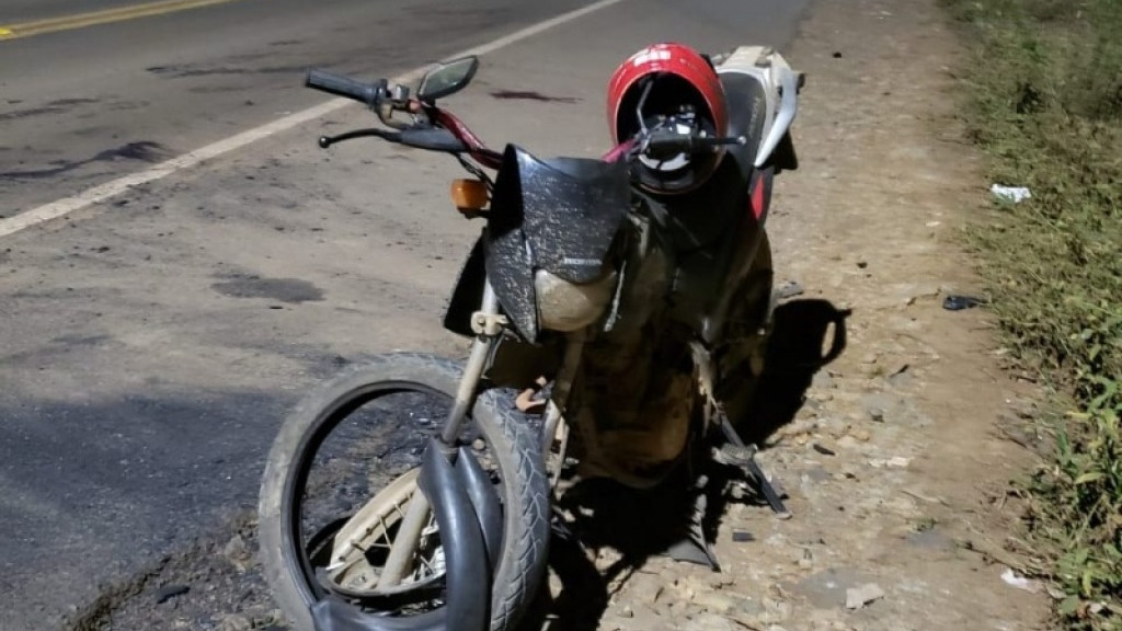 Colisão frontal de motocicletas mata dois em Ipira