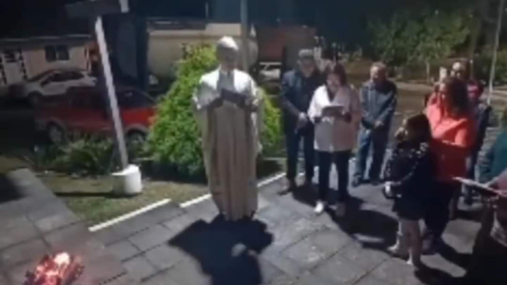 Padre catarinense viraliza após momento inesperado durante celebração
