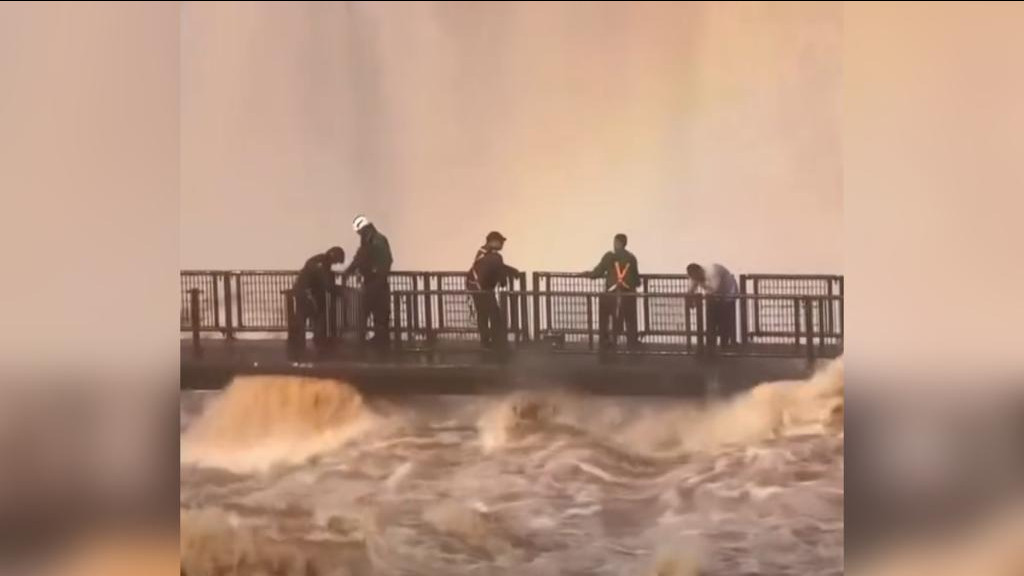 Trabalhadores são enviados para desmontar passarela nas Cataratas do Iguaçu após fortes chuvas no PR
