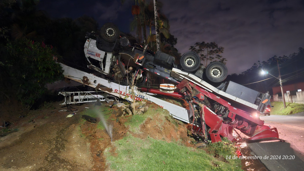 Milagre: Motorista escapa com vida após grave capotamento de caminhão guindaste em Gaspar