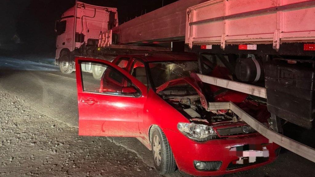 MILAGRE: Caminhão esmaga carro na SC-110 e passageiros ficam intactos