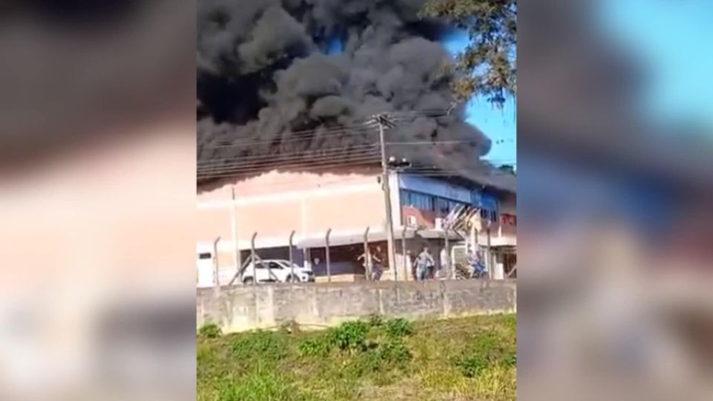 Incêndio de grandes proporções atinge complexo industrial no Vale do Itajaí