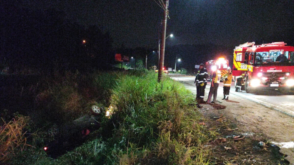 Jovem sobrevive a capotamento em barranco de 5 metros e é resgatado em Gaspar