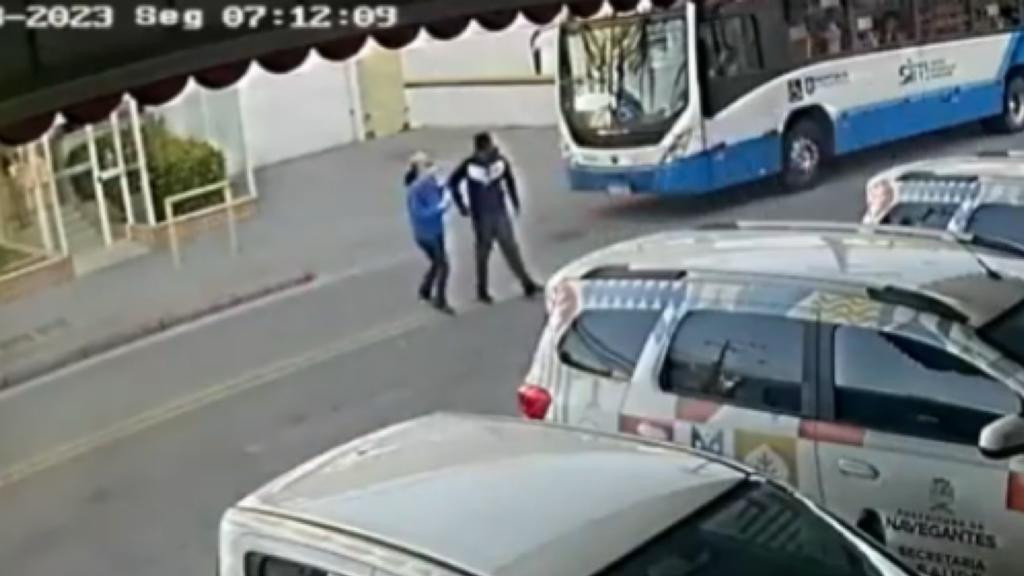 VÍDEO: Motorista de ônibus bloqueia rua para mulher cega atravessar, em Florianópolis