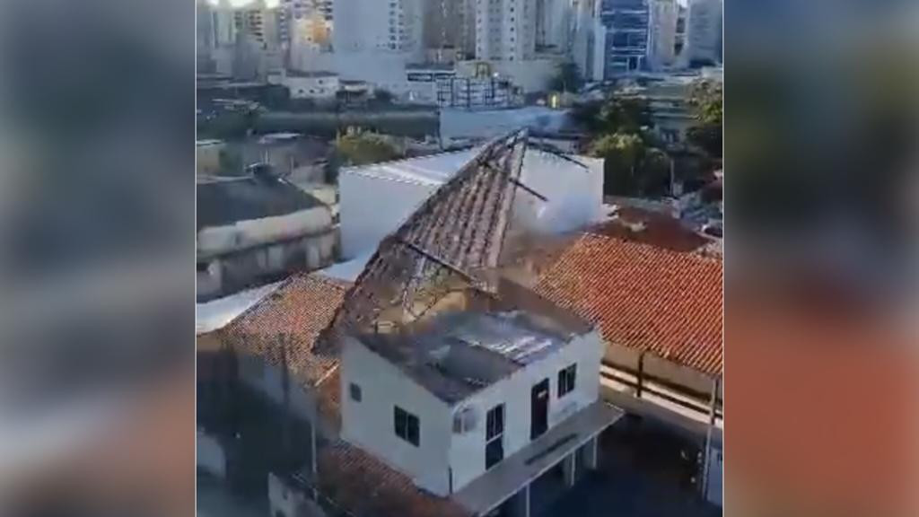 Vento violento arranca telhado de residência em segundos em Itapema