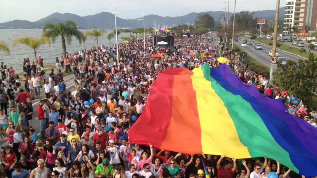 Multa de R$ 10 mil em SC pra quem levar crianças em paradas LGBTQIA+