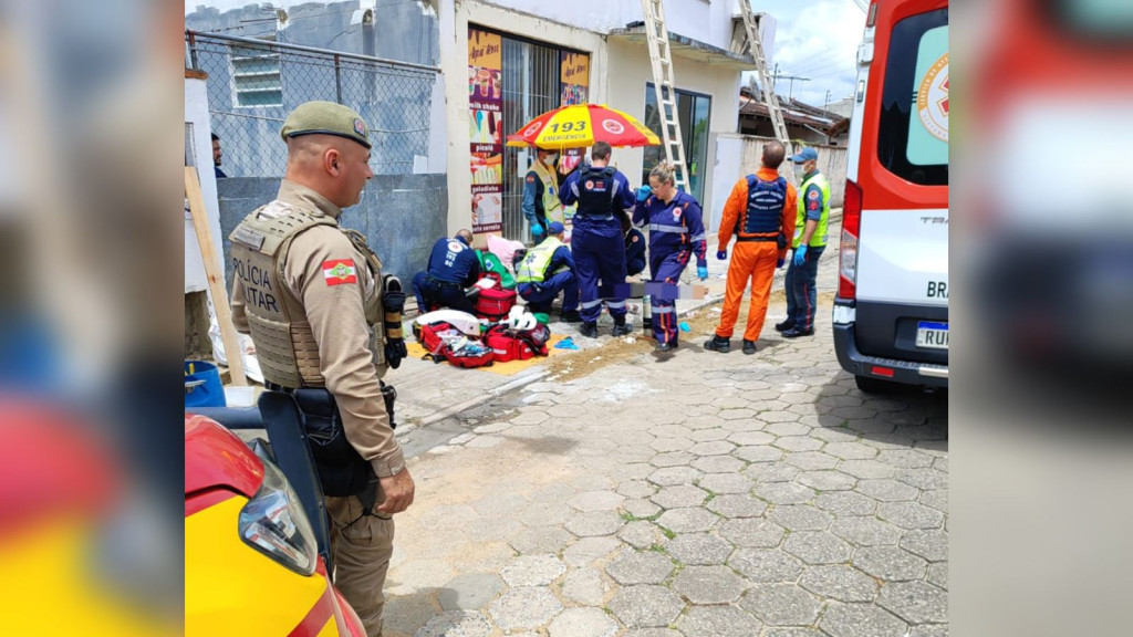 Trabalhador encosta em fio de alta tensão e morre após queda em Gaspar