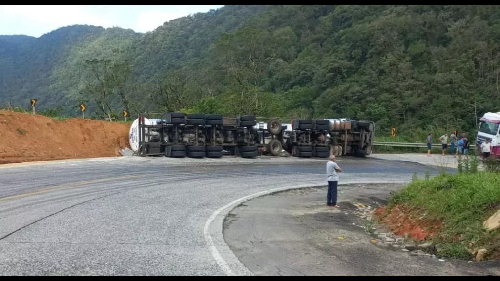 Caminhão carregado de óleo vegetal tomba e motorista morre na Serra Dona Francisca