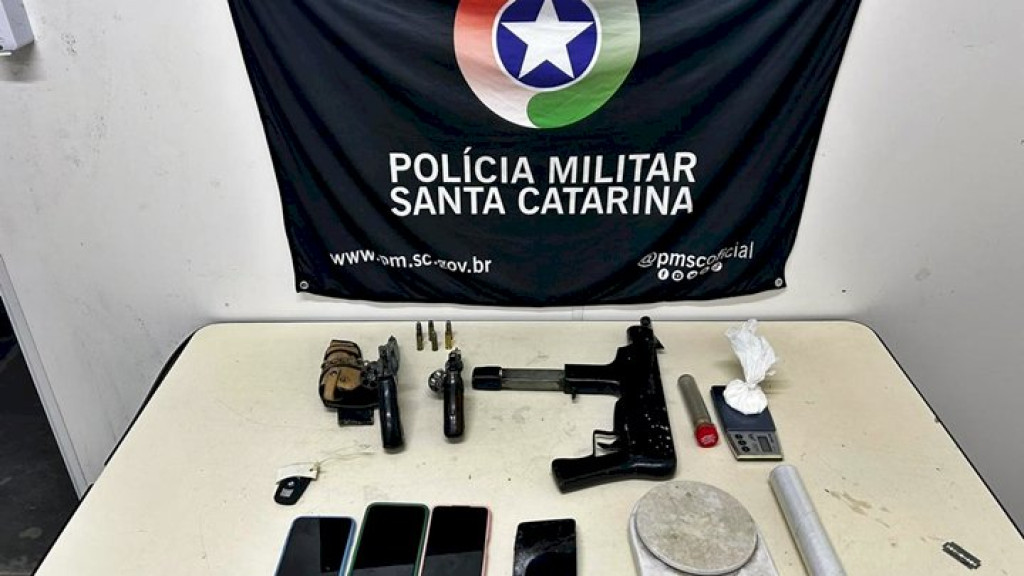 Bandidos envolvidos em roubo de BMW foram pegos com metralhadoras