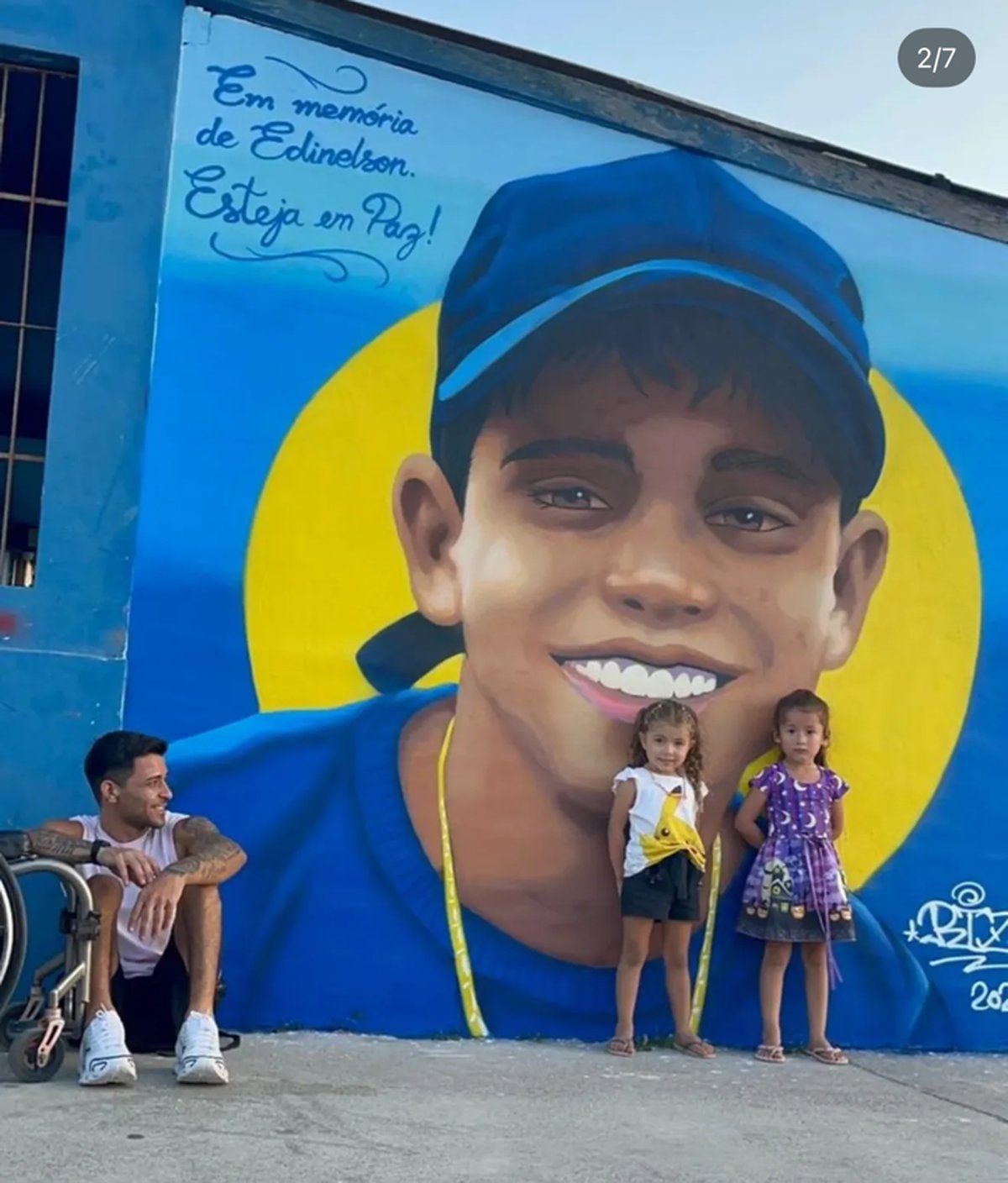 Família em frente ao mural de Edinelson
