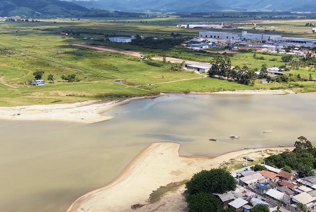 Foz do Rio Tijucas com assoreamento visível na Boca da Barra