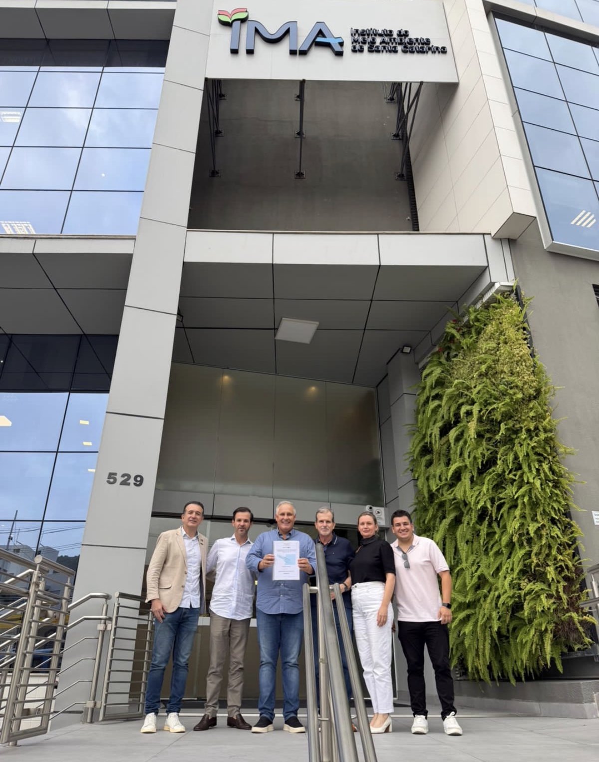 Representantes de Tijucas na sede do IMA durante protocolo da licença ambiental