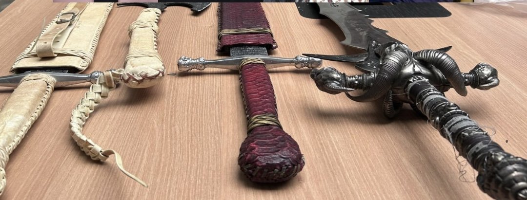 Conjunto de espadas apreendidas durante a operação Covil do Mamon
