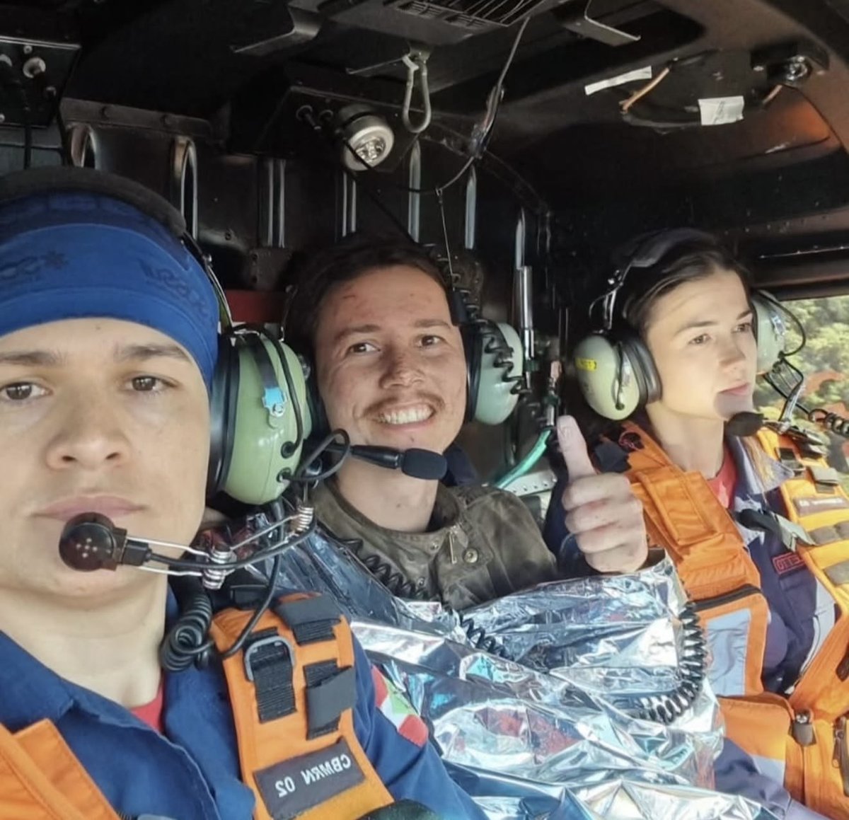 Ezequiel resgatado dentro do helicoptero Arcanjo