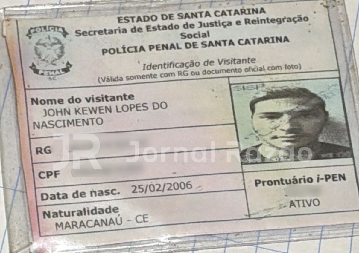 Documento de identificação de John Kewen Lopes do Nascimento, deixado para trás durante a fuga