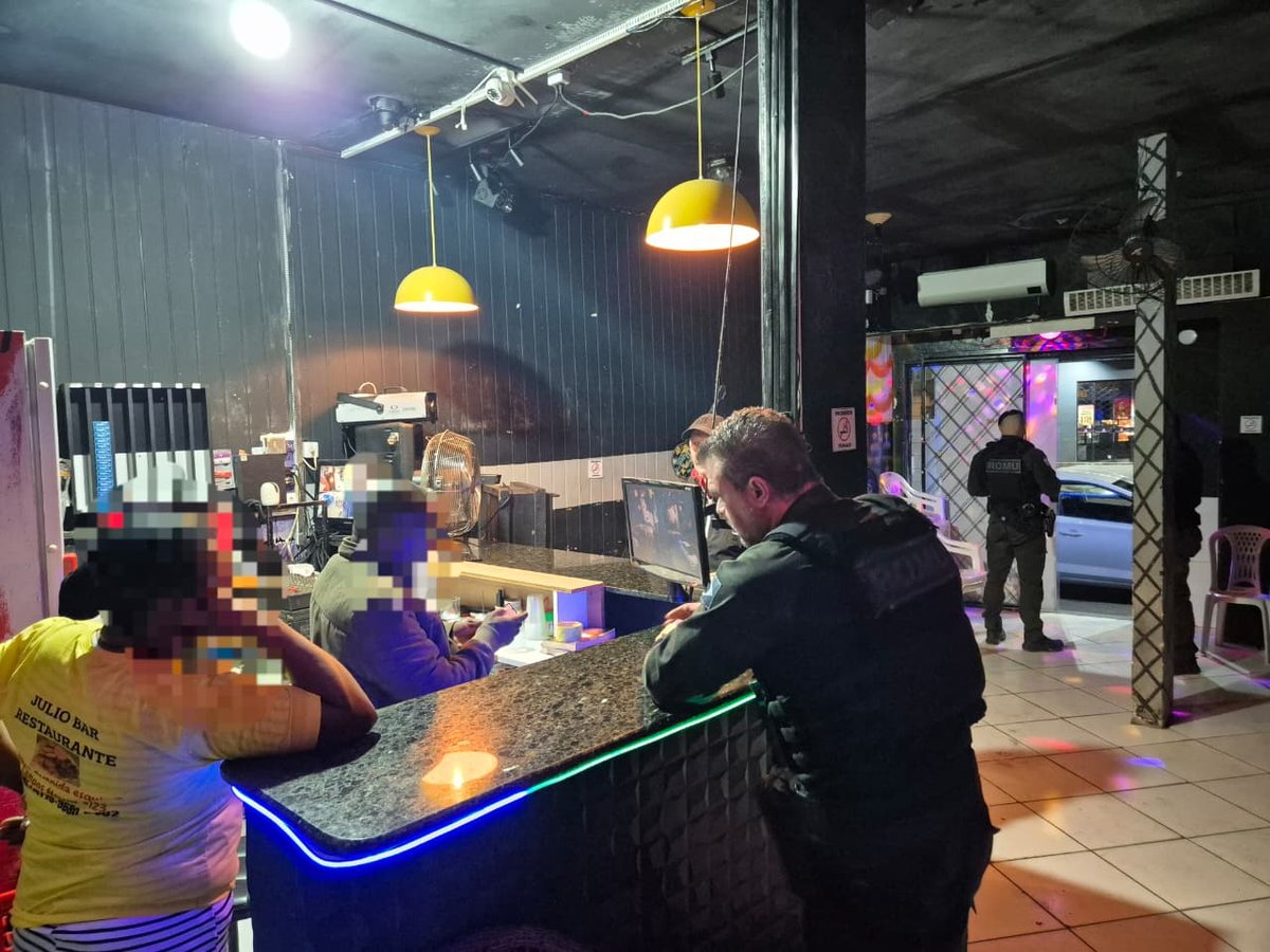 Guarda Municipal durante fiscalização em bar em Balneário Camboriú