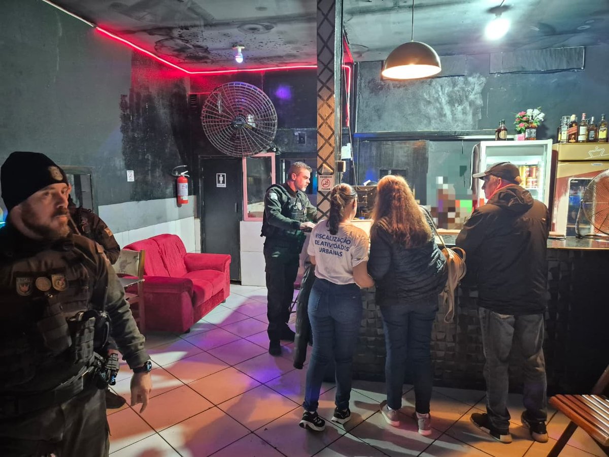 Equipe da Fiscalização de Atividades Urbanas durante vistoria em estabelecimento