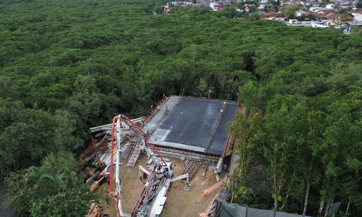 Vista aérea da laje concretada sobre o primeiro vão da Ponte Anêmonas